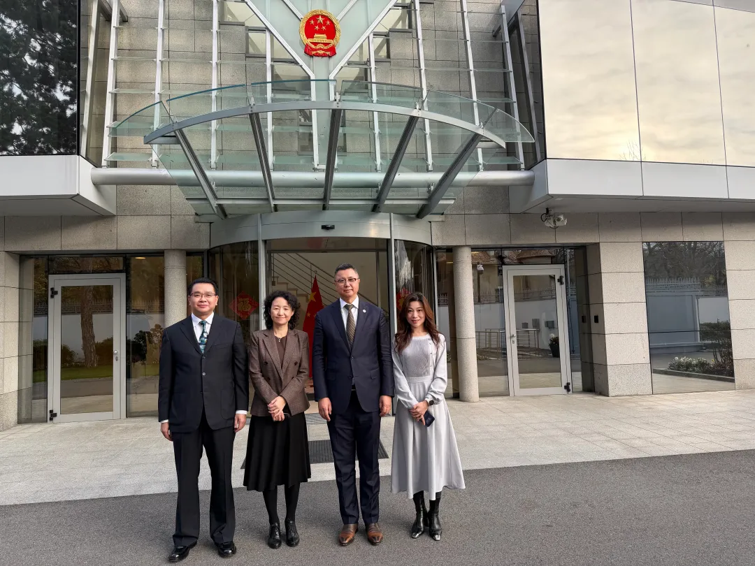 潘锋与中华人民共和国常驻世界贸易组织代表团团长李詠箑会面 