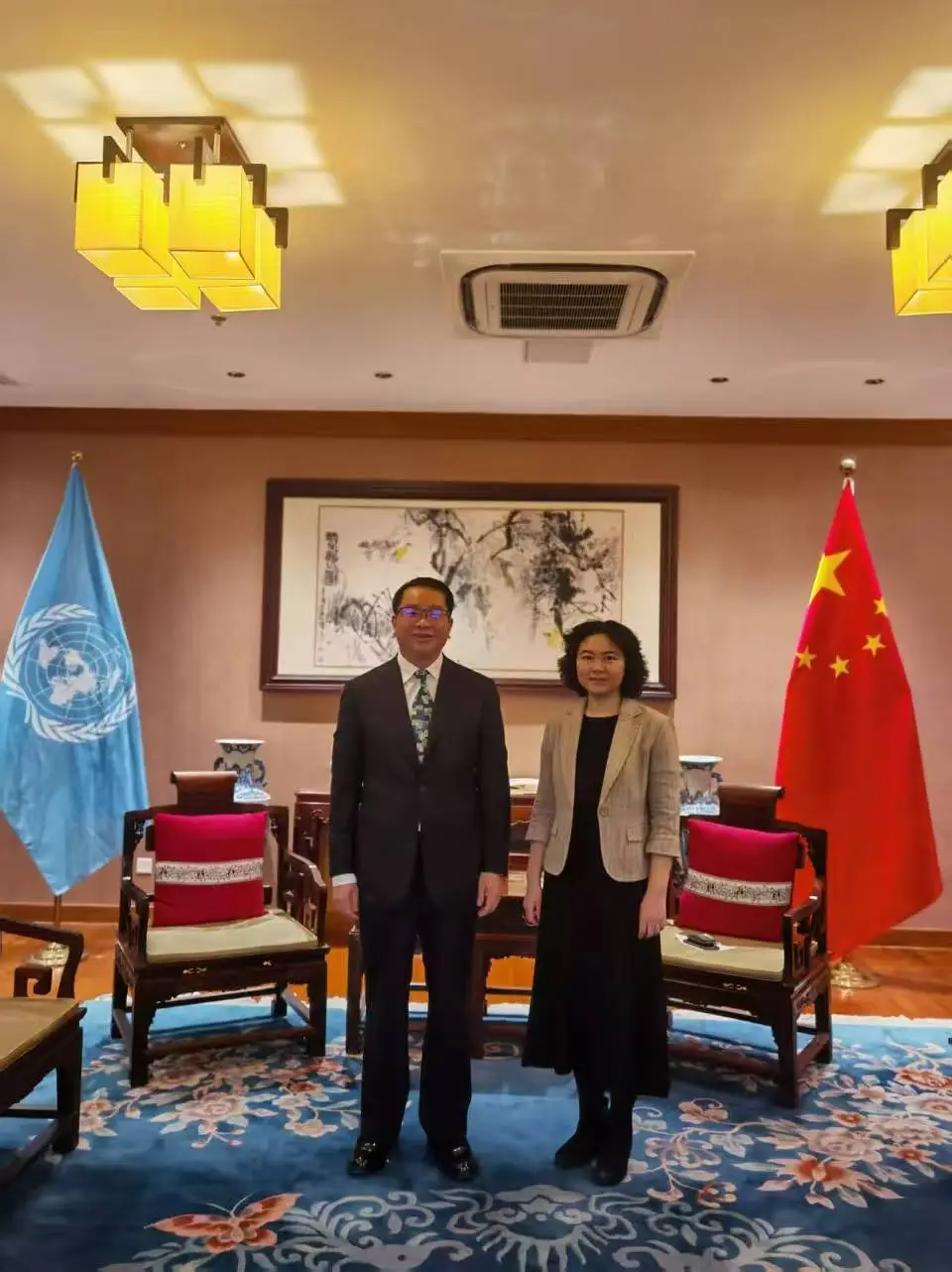 中欧协会欧委会副会长凌江河与中国常驻日内瓦代表团经贸处参赞杨默工作会谈 