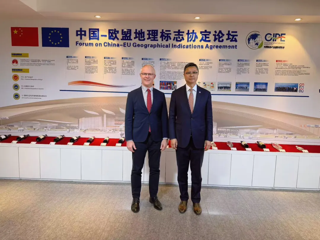 潘锋与爱沙尼亚驻华大使韩朔工作座谈 